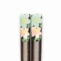 Nahaufnahme von dunklen Holzstäbchen mit hellblauem und rosa Blumenmuster-Print - Nagel Druck-Schwarz Frisch Floral (22 Kurz)