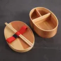 Bento box giapponese in legno fatta a mano con divisorio, bacchette e fascia rossa - Stile Ovale a Strato Singolo (Modello A) / Con Bacchette E Fascia / Colore legno naturale