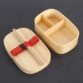 Porta pranzo bento giapponese in legno con divisorio, bacchette e fascia rossa - Stile Rettangolare Arrotondato Scuro a Strato Singolo (Modello E)