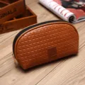 Bruine cosmetische tas met geweven patroon, halfronde vorm en stevige zwarte rits - 20*6*11.5cm / Schelpstijl / Bruin