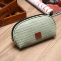 Elegante lichtgroene cosmetica tas met geweven textuur en leren logo accenten - 20*6*11.5cm / Schelpstijl / Groen