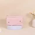 Elegante roze Saffiano lederen crossbody telefoontas voor dames met gouden studs - 19x3x12.3cm / Roze