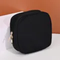 Minimalistische schwarze quadratische Kosmetiktasche mit Goldreißverschluss für die Reise - 15x5.5x15cm / Schwarz