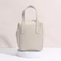 Elegante beige tragbare PU-Leder-Kosmetiktsche auf weißem Sockel Display Variante - Handheld-Stil (9098) / Nude Beige