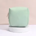Borsa cosmetica quadrata in PU verde menta impermeabile su un piedistallo bianco - Stile Quadrato (9099) / Verde