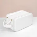 Weiße wasserdichte PU-Leder-Kosmetiktasche mit Reißverschluss und praktischem Griff. - 3-Schicht-Stil (9097) / Weiß