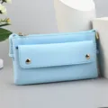 Lichtblauwe crossbody telefoontas voor dames met gouden knopdetail en schouderband. - 20x3.5x12cm / Hemelsblauw
