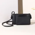 Minimalistische zwarte Saffiano PU-lederen crossbodytas met dubbele ritssluitingen. - Zwart