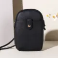 Minimalistische zwarte crossbody telefoontas met textuur en goudkleurige knop - 14*4*20.5cm / Zwart