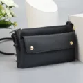 Slanke zwarte getextureerde kleine crossbodytas voor dames met gouden knoop detail - 20x3.5x12cm / Zwart