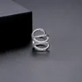Eleganter silberner zweilagiger Ohrclip mit glitzernden Kristallen für Ohren ohne Löcher - Doppelter Twist Stil (E20112015-Rh) / Silber