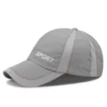 Leichte graue Baseballkappe mit atmungsaktivem Mesh und weißem SPORT-Stickdetail - Verstellbar (Passend für 56-59cm Kopfumfang) / Hellgrau (Kupferschnalle)