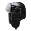 Schwarze Uschanka aus Kunstleder mit warmem grauen Kunstfellfutter und Ohrenklappen. - Einheitsgröße / PU-Leder / Schwarz