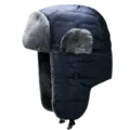 Dunkelblaue Winter-Uschanka mit warmem grauem Kunstfellfutter und Windschutz-Ohrenklappen. - Einheitsgröße / Gestreifter Stil / Dunkelblau