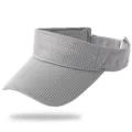 Visera deportiva de malla transpirable en color gris para protección solar en verano - Se Adapta a 56-59cm Circunferencia de la Cabeza / Gris claro