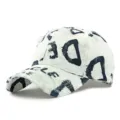 Verweerde witte honkbalpet met zwarte graffiti-letters en trendy gescheurde details. - Stijl 3 / Wit