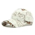 Modieuze versleten honkbalpet met bruine graffiti-print op witte achtergrond - Stijl 4 / Wit