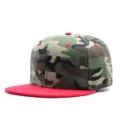 Klassieke camouflage hiphop honkbalpet met een levendige rode platte rand en kroon - Verstelbaar (Geschikt voor 56-60cm hoofdomtrek) / Rode Camouflage (Verstelbaar)