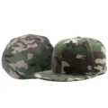 Klassieke camouflage baseballpet met platte rand voor een stoere hiphop straatstijl. - 57cm / Volledige Camouflage (Fitted)