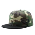 Klassieke camouflage snapback hoed met een platte zwarte rand voor hiphopstijl. - Verstelbaar (Geschikt voor 56-60cm hoofdomtrek) / Zwarte Camouflage (Verstelbaar)