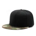 Stijlvolle zwarte snapback pet met camouflage platte rand voor hiphop streetfashion look - Verstelbaar (Geschikt voor 56-60cm hoofdomtrek) / Camouflage Zwart (Verstelbaar)