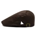 Vista lateral de una boina clásica de cuero PU marrón oscuro con hebilla metálica - Ajustable (56-59cm) / Estilo de Costura Vertical / Café
