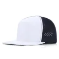 Verstellbare atmungsaktive Baseballkappe mit flacher Krempe und marineblauem Netz - 56-60cm (Verstellbar) / Weiß-Marine
