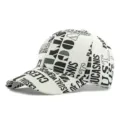 Trendy honkbalpet met graffiti-print en zwarte lettermotieven op een witte basis - Stijl 5 / Wit