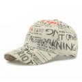 Stijlvolle beige honkbalpet met gedurfde zwart-rode graffiti-print en straatstijl - Stijl 8 / Licht kaki