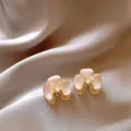 Primo piano di orecchini a lobo a forma di fiore in smalto con perla centrale delicata - Stile Perla Fiore Goccia d'Olio Champagne (E4908) / Oro