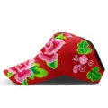 Visera de sol roja estilo étnico con bordado floral de peonía de colores vibrantes - Broche de Flor de Rosa / Ajustable / Rojo