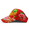 Visera roja de estilo étnico con bordados coloridos de pavo real y motivos florales - Pavo Real y Peonía / Ajustable / Rojo