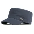 Marineblaue flache Baumwoll-Military-Mütze mit Metall-Sports-Logo - Normalgröße (56-60cm) / Stil mit Metalletikett (J0205) / Marineblau