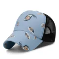 Berretto da baseball trucker in mesh azzurro con elegante motivo a occhio per l'estate - Regolabile (55-59cm) / Motivo Pesce-Azzurro