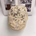 Beige atmungsaktive Baskenmütze aus Spitzennetz mit elegantem Blumenstickerei-Design - Passend für 56-59cm Kopfumfang / 13238 - Khaki