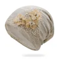 Elegante berretto in pizzo beige da donna con dettagli di fiori ricamati e perle - Taglia unica / modello 2 / Giallo chiaro