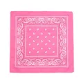Bandana cuadrada rosa vibrante con patrón paisley blanco clásico para estilo hip hop. - Rosa