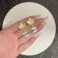 Detailansicht von Vintage-Metallblumenohrringen mit unregelmäßigen weißen Barockperlen. - Vintage Blumen Barockperlen Ohrstecker (E5001) / Gold
