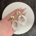 Boucles d'oreilles pendantes géométriques en acétate blanc et or de style français - Crochets d'Oreilles Losanges Motif Marbre Creux Géométrique Français (E5012) / Or Blanc