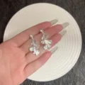 Élégantes boucles d'oreilles feuilles de ginkgo argentées avec texture plissée délicate. - Boucles d'Oreilles Clous Luxe Léger Micro-Strass Feuille de Ginkgo (E5015) / Argent Épais