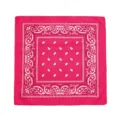 Bandana cuadrada rosa vibrante con estampado paisley para moda hip-hop y calle - Rosa rojo