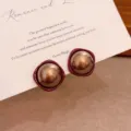 Détail de boucles d'oreilles rétro avec bord bordeaux et perle de café au centre - Boucles d'Oreilles Clous Carrées Géométriques Cour Vintage (E5041) / Or