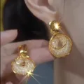 Detalle de pendientes geométricos de malla dorada con piedras brillantes - Estilo de Diamante de Imitación Blanco Dorado (E4113) / Dorado