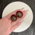 Vue détaillée de boucles d'oreilles léopard rétro avec une base en velours bordeaux - Boucles d'Oreilles Clous Floues Motif Léopard Vintage Maillard (E5038) / Rouge Doré