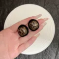Gros plan des boucles d'oreilles léopard vintage avec une bordure en velours noir. - Boucles d'Oreilles Clous Floues Motif Léopard Vintage Maillard (E5038) / Or Noir