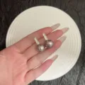Élégantes boucles d'oreilles en perles grises serties de cristaux, vues de près - Boucles d'Oreilles Clous Perle Micro-Strass (E5022) / Or Champagne