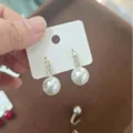 Boucles d'oreilles perles élégantes avec accents de cristaux en finition dorée rétro - Boucles d'Oreilles Clous Perle Micro-Strass (E5022) / Or Blanc