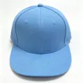 Gorra de béisbol hip-hop snapback de color azul claro liso con visera plana - Talla Adulto (56-60cm) / Azul cielo