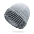 Berretto invernale caldo in maglia grigio con fodera in pile e logo in metallo - Cappello Singolo / Stile QY-Grigio Chiaro
