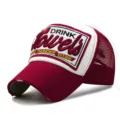 Rote und weiße Trucker-Mütze mit 'Howel's' 3D-Stickerei und Netzrücken - 56-60cm (Verstellbar) / Burgunder & Weißes Mesh
